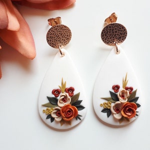 Elegante Herbst Bouquet Ohrringe, Blumen Ohrringe aus Polymer Clay, weiße und orange Herbst Schmuck, Boho Blumen Ohrringe