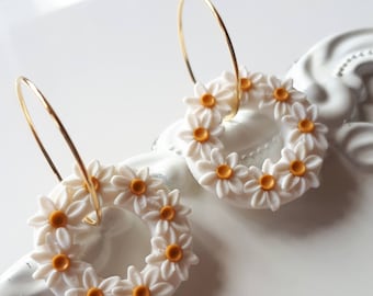 Brincos de argola em formato de margarida, feitos à mão em argila polimérica, joias florais para casamento.