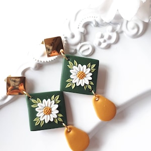 Daisy dangle earrings, Polymer clay floral earrings with daisies