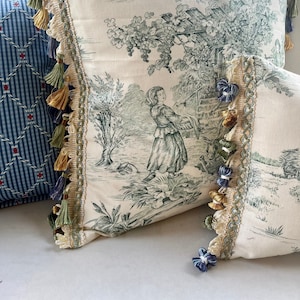 Housse de coussin en toile verte avec bordure à pampilles : décoration champêtre française