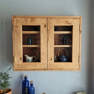 cocina vitrina y alacena madera natural, 2 puertas vidrio, madera o malla, 3 estantes, casa de campo rústica, hecho a mano a medida Somerset Reino Unido A) Glass Panel