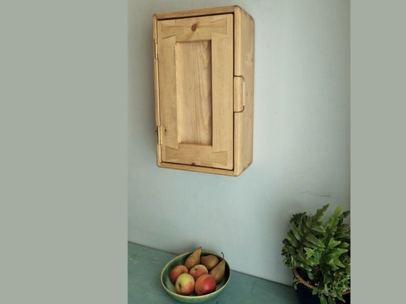 Mueble de pared de cocina y armario de almacenamiento delgado en madera  natural, con 3 estantes, una sola puerta, estilo industrial de granja  rústica, Somerset, Reino Unido -  España