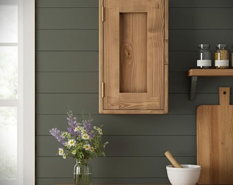 Armario de cocina de pared y armario de almacenaje estrecho en madera natural, con 3 estantes, una puerta, madera oscura rústica, estilo cabaña, Somerset, Reino Unido.