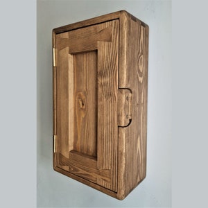 Armario de pared para baño, botiquín sobre lavabo en madera oscura natural, con 3 estantes y 1 puerta, estilo rústico de Somerset, Reino Unido. Wooden Panel