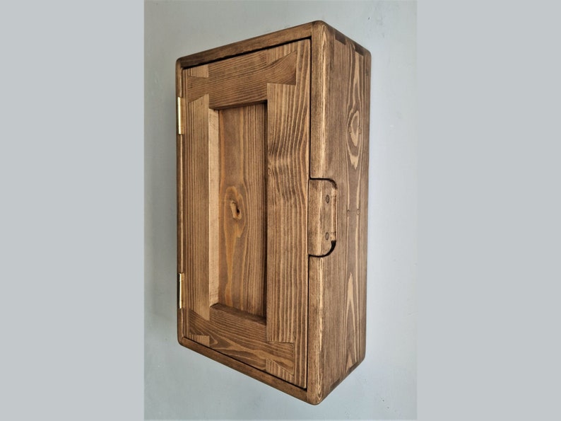 Armario de pared para baño, botiquín sobre lavabo en madera oscura natural, con 3 estantes y 1 puerta, estilo rústico de Somerset, Reino Unido. Wooden Panel