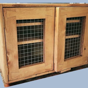 cocina vitrina y alacena madera natural, 2 puertas vidrio, madera o malla, 3 estantes, casa de campo rústica, hecho a mano a medida Somerset Reino Unido C) Wire Mesh