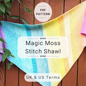 以下が含まれることがあります： 青、紫、黄、ピンクの色合いのマルチカラーのストライプ柄ショール。「Magic Moss Stitch Shawl」の文字がショールに表示されています。「PDF Pattern」と「UK & US Terms」の文字も表示されています。