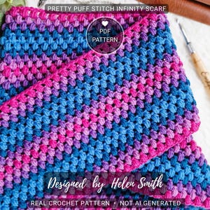 Op de afbeelding: Een handgemaakte, kleurrijke infinity sjaal in tinten blauw, roze en paars. De sjaal heeft een textuur met puffsteekpatroon. De tekst "Pretty Puff Stitch Infinity Scarf" en "Designed by Helen Smith" zijn zichtbaar.