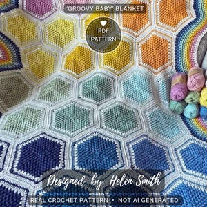 Può includere: Una colorata coperta per neonati all'uncinetto fatta a mano con un motivo a nido d'ape nei toni del blu, verde, giallo, arancione e viola. La coperta ha un bordo arcobaleno. Testo: "GROOVY BABY' BLANKET" e "Designed by Helen Smith".