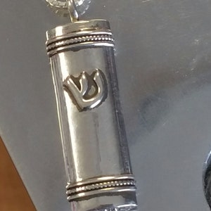 Pendentif Shin Mezouza en argent sterling avec rouleau à l'intérieur