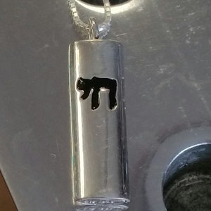 Pendentif ovale Chai Mezuzah en argent sterling avec rouleau à l'intérieur