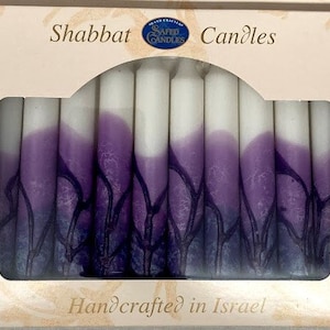 Puede incluir: Una caja de velas de Shabat de color morado y blanco con el texto "Shabbat Candles" y "Handcrafted in Israel".