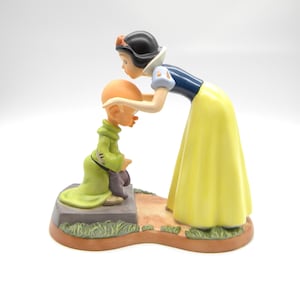 WDCC Walt Disney Snow White A sweet Send Off Figurine