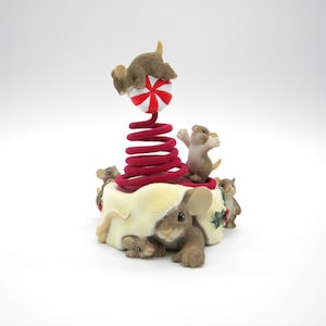 Enesco Charming Tails &quot; It&#39;s The Little Things That Make The Season Sweeter&quot; Figurine