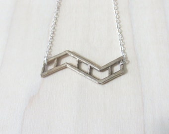Tweekleurige kleine Zig Zag ketting, gemengde metalen geometrische hanger, gemengde metalen Chevron ketting, geometrische ketting, minimalistische sieraden