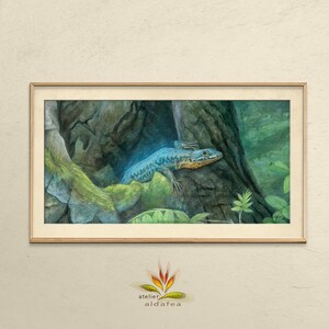 Può includere: Un lucertola blu con una cresta sulla testa è appollaiata su un tronco d'albero in un ambiente boschivo. La lucertola è dipinta in uno stile realistico con squame dettagliate e uno sfondo testurizzato.