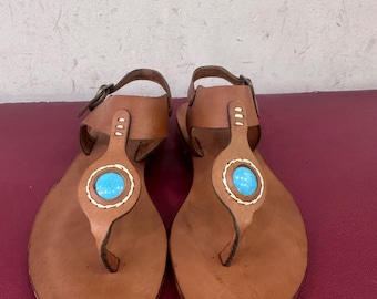Sandali da donna in pelle fatti a mano, stile boho con intarsi turchesi e cinturino regolabile alla caviglia marrone.