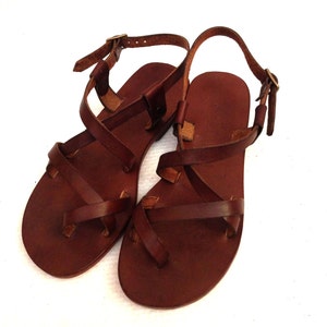 Ledersandalen Frauen, Zehenkreuzriemen, flacher niedriger Absatz, Knöchelriemen-Zehenschleife, gestreifter Zehenriemen, benutzerdefinierte Größensandalen