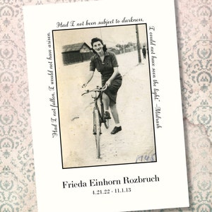 Könnte beinhalten: Schwarz-Weiß-Fotografie von Frieda Einhorn Rozbruch auf einem Fahrrad. Das Bild ist mit Text umrahmt, darunter das Zitat „Had I not fallen, I would not have arisen.“ und die Daten 4.21.22 - 11.1.13. Der Hintergrund ist gemustert.