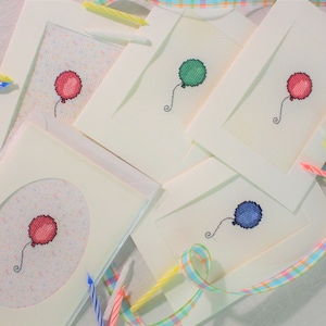 Cartes de voeux d'anniversaire avec des ballons au point de croix