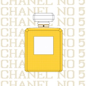 K&ouml;nnte beinhalten: Eine gelbe Glasflasche mit Parf&uuml;m, einem wei&szlig;en Verschluss und einem quadratischen Etikett. Die Flasche ist umgeben vom Text "CHANEL NO 5", der mehrmals wiederholt wird.