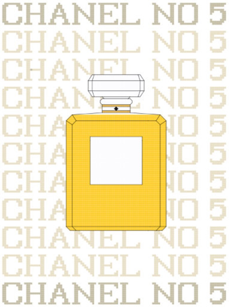 K&ouml;nnte beinhalten: Eine gelbe Glasflasche mit Parf&uuml;m, einem wei&szlig;en Verschluss und einem quadratischen Etikett. Die Flasche ist umgeben vom Text "CHANEL NO 5", der mehrmals wiederholt wird.