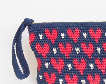 Crochet pattern for hearts' clutch. Practice tapestry crochet to form a drawing. Charts with symbols, written instructions and images