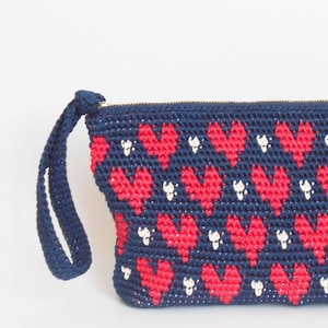 Patrón de gancho para cartera de corazones. Practica tapestry crochet formando dibujo. Esquemas con símbolos, instrucciones, imágenes