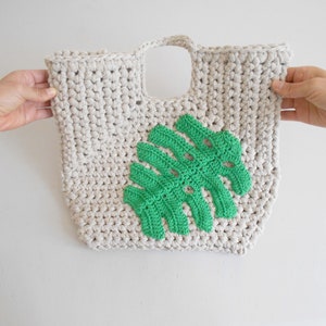 Crochet pattern for Monstera Bag. Crochet bags, crochet bag pattern, summer bags, easy crochet bag, chunky yarn, crochet flowers image 3