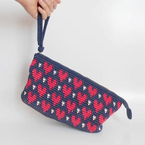 Crochet pattern for hearts' clutch. Practice tapestry crochet to form a drawing. Charts with symbols, written instructions and images image 4