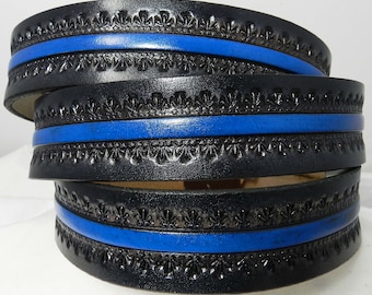 Cinturón de cuero Línea Azul o Línea Roja BT335B En relieve 1 1/2" de ancho Negro con línea pintada; Incluye hebilla utilitaria extraíble y trabilla de cuero