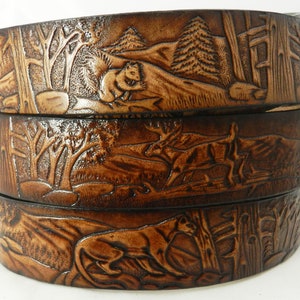 Name Gürtel Outdoor Woods Szene NBT102 - Gürtel ist 1 1/2 &quot;breit - Inklusive Name in der Mitte hinten, abnehmbare Gebrauchsschnalle und Lederhalter