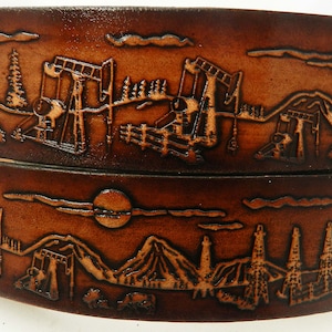 Cinturón con nombre.  NBT330 Oil Field - El cinturón mide 1 1/2" de ancho - Incluye nombre en el centro de la parte posterior, hebilla extraíble y guarda de cuero