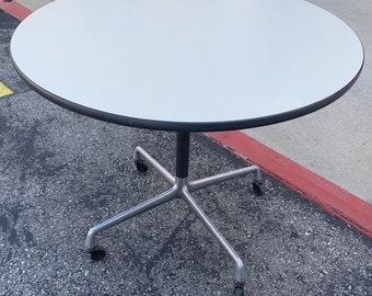Mesa de pedestal vintage Eames Herman Miller con ruedas (el envío no es gratuito)
