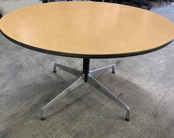 Mesa Pedestal Redonda Herman Miller Eames de 48" *(El envío no es gratis)