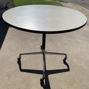 レトロスタイル 円形テーブル クローム脚 レトロスタイル 円形テーブル クローム脚 Round dining room chrome