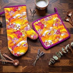 Juego de manoplas de cocina con diseño de gato estilo años 70 y estampado floral magenta - Decoración artesanal de Dopamine para cocinas retro