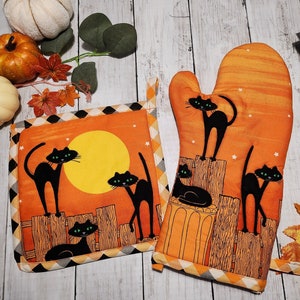 Vintage Vibes with Retro Vintage Black Cat Polka Dot Magic! Halloween Oven Mitt & Pot Holder Set with FREE SHIPPING. Perfect gift