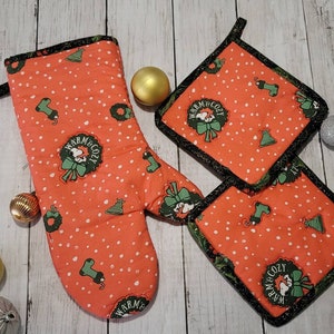 Handmade Christmas Wreath Snoopy/Peanuts Gang Oven Mitt Sized Medium-Large and Pot Holder Set for Cooking, Baking, Grilling, FREE SHIPPING