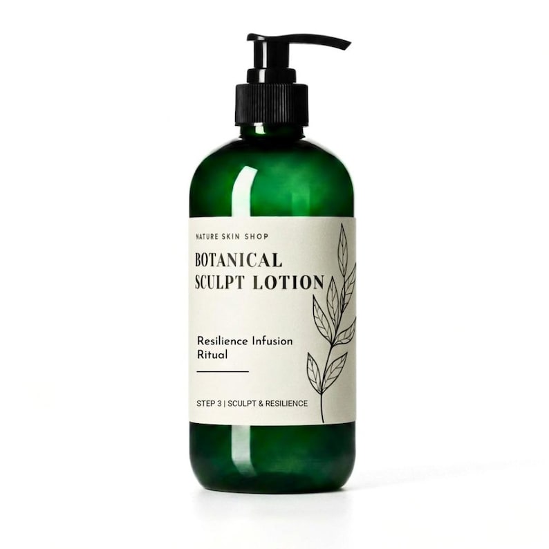 以下が含まれることがあります： 黒いポンプディスペンサーが付いた、グリーンのガラスボトルに入ったBotanical Sculpt Lotion。ラベルには「Botanical Sculpt Lotion」と「Resilience Infusion Ritual」の文字が記載されています。ラベルには植物のイラストも描かれています。ボトルはNature Skin Shopのものです。