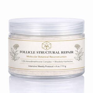 Puede incluir: Un frasco transparente con tapa plateada, que contiene una sustancia blanca. La etiqueta dice "FOLLICLE STRUCTURAL REPAIR" y "Molecular Botanical Reconstruction". También indica "113 g" e incluye ilustraciones botánicas.