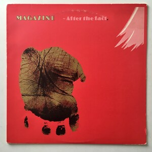 Peut inclure: Un disque vinyle rouge avec un motif d'empreinte de main dorée et noire. Le texte "MAGAZINE - After the fact." est imprimé sur le disque.