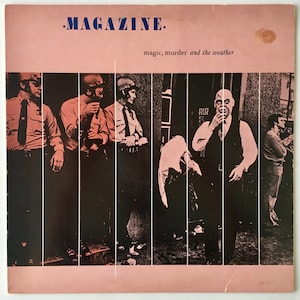 Peut inclure: Une pochette d'album de disque vinyle vintage du groupe Magazine. La pochette présente une photo en noir et blanc d'un groupe de personnes debout devant un bâtiment. Le titre de l'album "MAGAZINE" est imprimé en lettres blanches sur un fond rose. Le sous-titre de l'album "magic, murder and the weather" est imprimé en lettres blanches sur un fond rose.