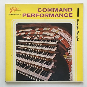 Puede incluir: Funda de álbum de vinilo vintage para "Command Performance" de George Wright. La portada es amarilla con el título del álbum en morado y una foto de un gran órgano. El logotipo de Life Series Stereo está en la esquina superior izquierda.