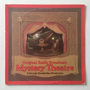 Puede incluir: Una portada de álbum de vinilo vintage con una ilustración espeluznante de una calavera y una radio en una habitación oscura con un telón de escenario. El título del álbum es "Original Radio Broadcasts Mystery Theatre" con el texto "A George Garabedian Production" debajo.
