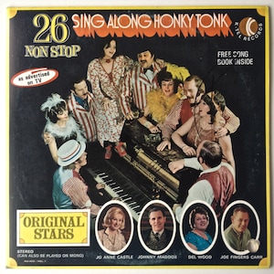 Puede incluir: Una portada de álbum de vinilo vintage con un grupo de cantantes frente a un piano. El álbum se titula "26 Sing Along Honky Tonk Non Stop" y presenta el texto "Original Stars" en un cuadro amarillo. La portada del álbum es roja, blanca y azul.