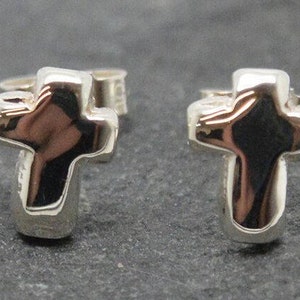 Pendientes de plata de ley con forma de cruz. Pendientes de crucifijo. Pendientes de botón. imagen 2