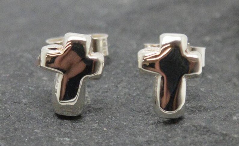 Pendientes de plata de ley con forma de cruz. Pendientes de crucifijo. Pendientes de botón. imagen 2