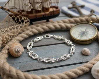 Sterling Silver Interlinked Bracelet.