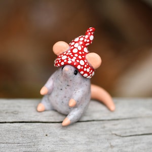 Auf Bestellung Sitzende Pilz Maus Totem, Polymer Clay Maus, Handgemachte Ratte Figur, Pilz Maus Figur, Miniatur Ratte Skulptur